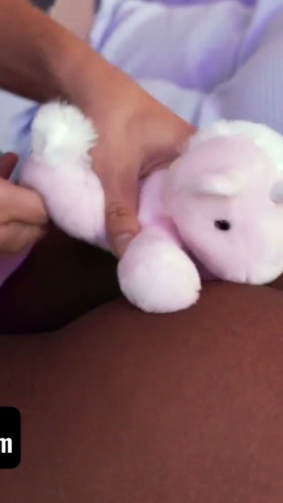 Bir adam ve üvey kız kardeşi ve iki ateşli kızla pijama partisi mi?! En iyi serbest kullanım fantezisi | Klip 2