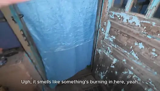 Kırsal duşta sabunlu çıplak vücutlar