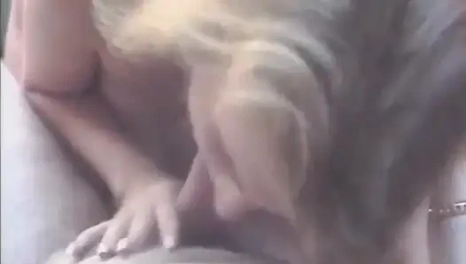 Bu mükemmel sarışın bebek nasıl emdiğini gösterecek