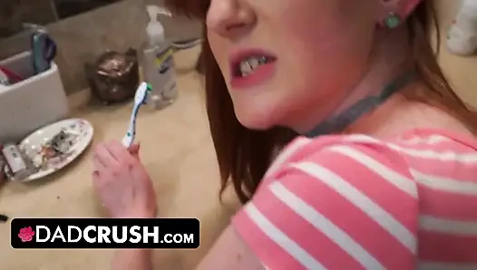 DadCrush - minyon masum kızıl saçlı üvey kız banyoda üvey babasının yarağına şaşırıyor