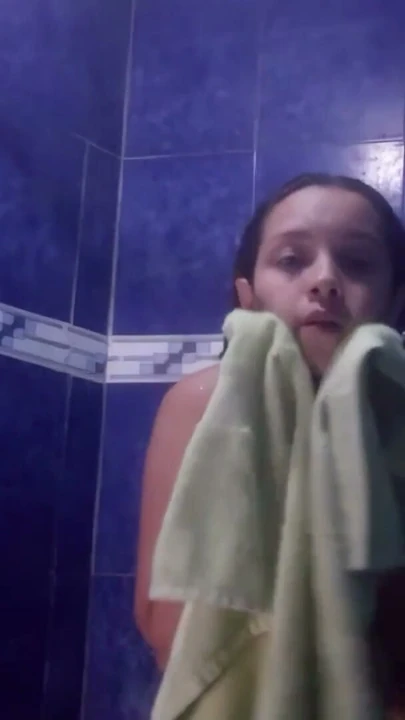 Büyük kıçlı latina mastürbasyon yapıyor ve duş alıyor | Klip 1