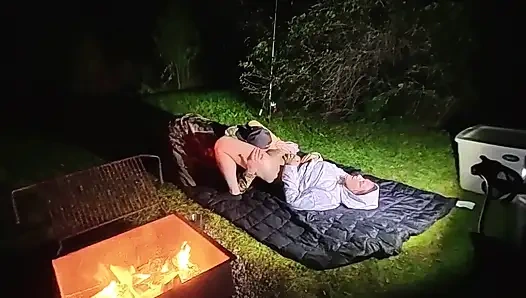 Dışarıda Amcık Yalıyor Ve Edepsiz Seks Yapıyor