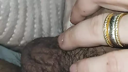 Üvey anne üvey oğluna battaniyenin altında riskli elle muamele çekiyor