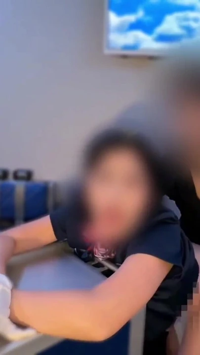 Çok seksi bir uçuş görevlisi. 5 ardışık seks! 0 sperm! | Klip 1