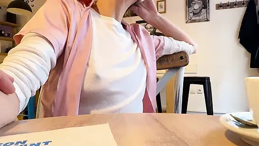 Ekstremt sexy hvit gjennomsiktig bluse som avslører de store hardt piercede brystvortene mine på en kaffebar