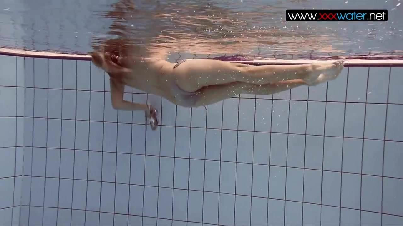 Zıplayan göğüsler su altında