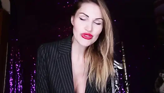 Seksi esmer dildo oyuncağına mastürbasyon talimatları veriyor