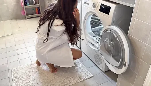 Sevimli evli kadın kafasını kurutucuya sokuyor ve dışarı çıkmak için iyi yardım alıyor
