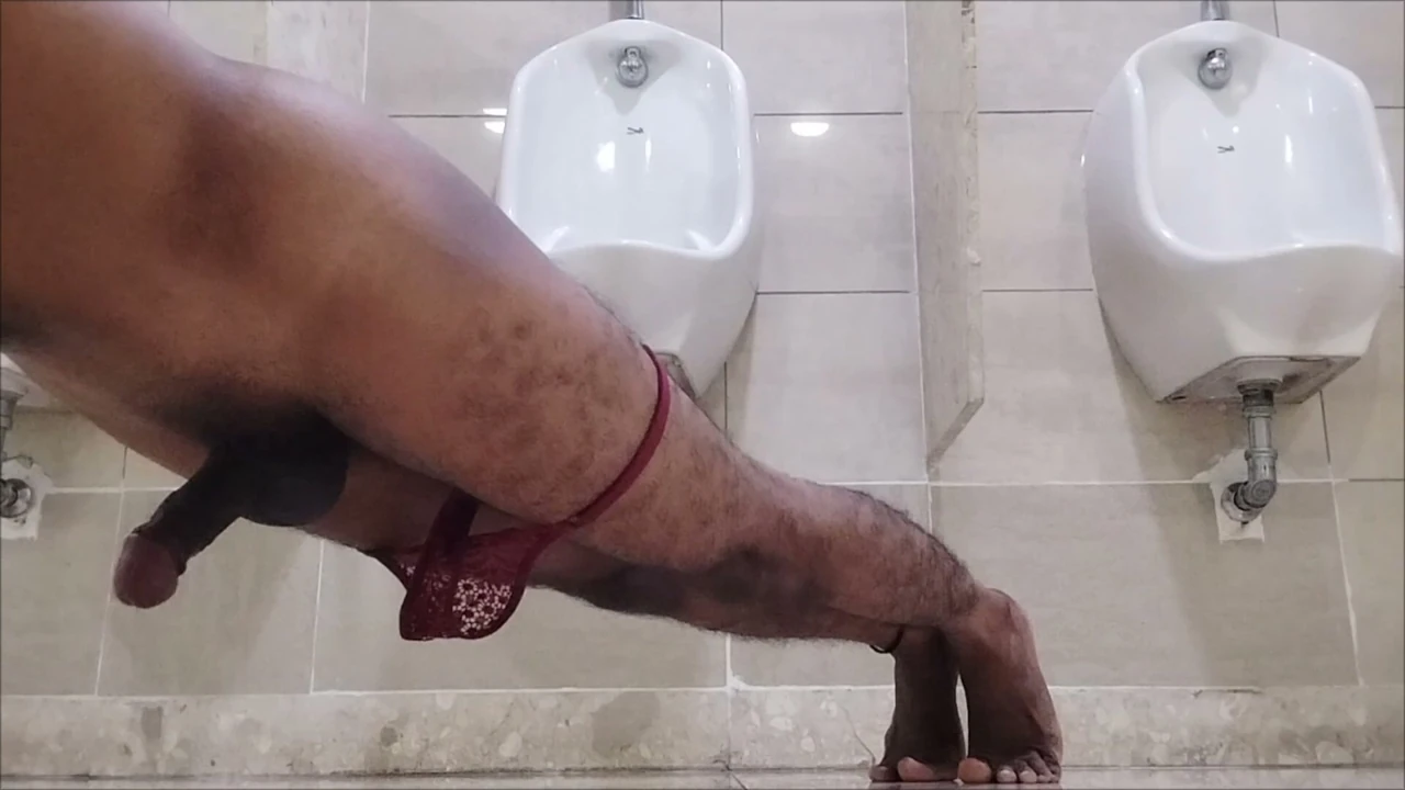 Yerde çıplak şınav çekiyor