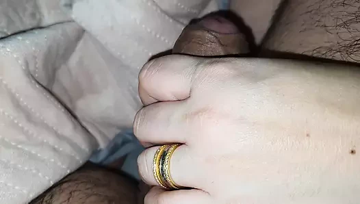 Üvey oğlu yaramaz üvey anneden sürpriz bir elle muamele alıyor