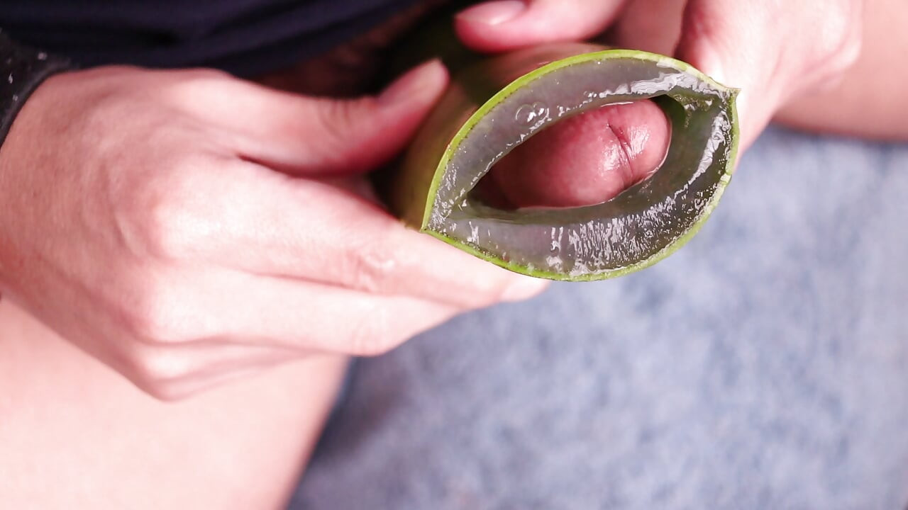 Aloe ile mastürbasyon yapıyor