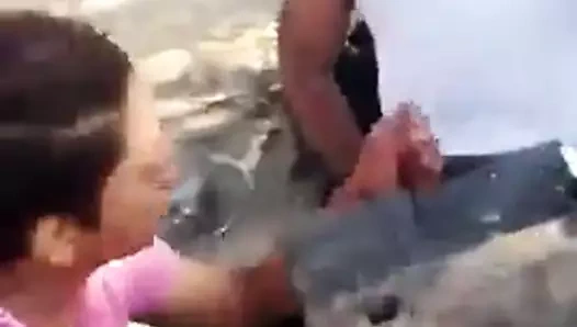 Trans inşaat işçisi ile eğleniyor