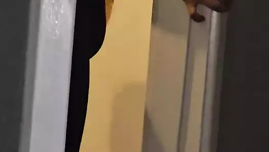 Hintli üvey oğul büyük yarağını üvey annesinin önünde elle muamele çekiyor