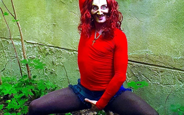 Ormandaki şeytani kadın sert eğlenceyi seviyor