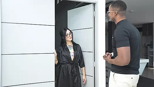 Komşu Düğün Hediyesi Getiriyor Ve Sonunda Gelinin Bakire Götünü Büyük Büyük Zenci Yarağıyla Kırıyor