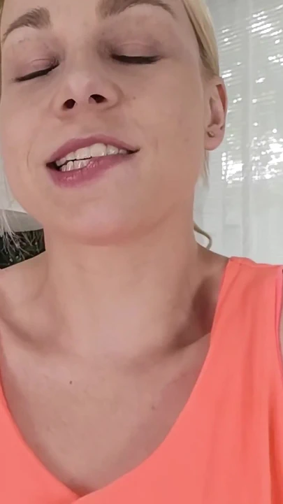 Üvey kız kardeş tüm sıkı deliklerini aşırı esnetiyor