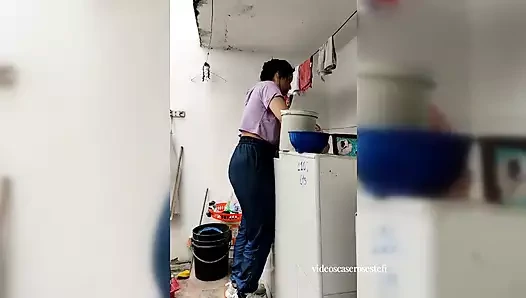 Uyandım ve Michell Valery'yi evde buldum. Yıkıyorum! Direnmedim, bu yüzden ailem gelmeden önce seks yaptık