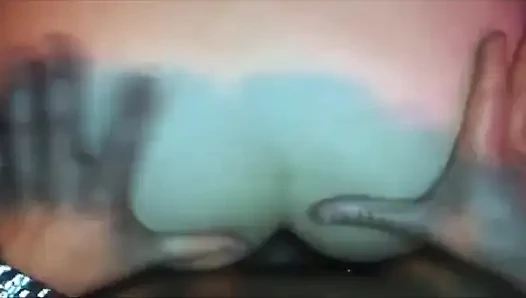 A szőke csaj csöpögő ököllel szélesre tárva