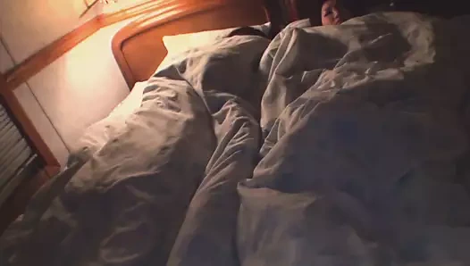 İki kardeş komşularının taşaklarını ıslak yalar ve onun horozunu gırtlağına sokarlar