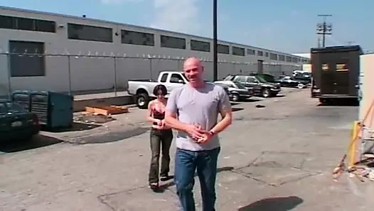 Bu kızıl saçlı kadının bu üç adam tarafından sikilmesini izle