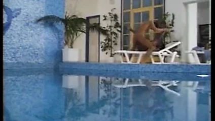 Sarkık siyah memeler sikme üzerinde havuz