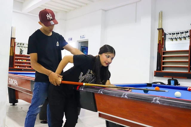 Пари между падчерицами! - Моя маленькая сводная сестра принимает игру в обмен на секс!!!