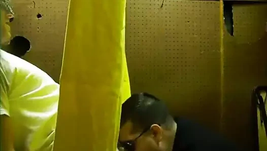 Düz bir adam ev yapımı zafer deliğinden üfleme