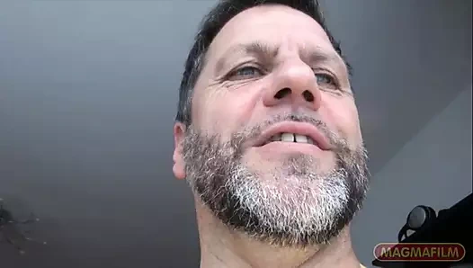 Manu Magnum bir daireyi ziyaret etmek istiyor ve üçlü seks yapıyor