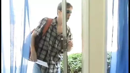 Busty bebeğim içinde bodystocking var sıcak üçlü ile dudes