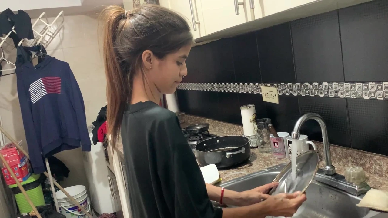 मेरी सौतेली बहन हर बार जब हम घर पर अकेले होते हैं तो मुझे चिढ़ाती है