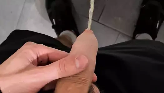 adam pissing içinde umumi tuvaletler pov 4k