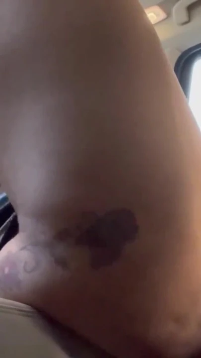 Потрясающий момент из "Я пошла в супермаркет с моим мужем и в конце концов мастурбирует и сквиртует на парковке"