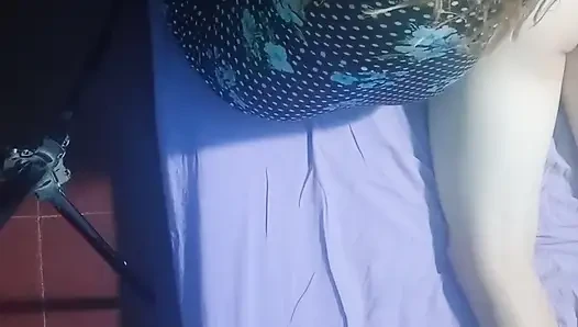 Şiltede kısa elbise ve sihirli eller