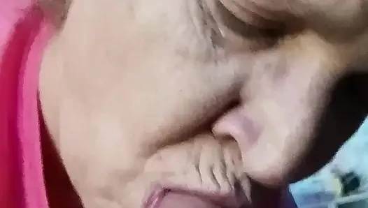 Bu adama sakso çekmemi izle! Ateşli orta yaşlı seksi kadın sakso çekiyor!