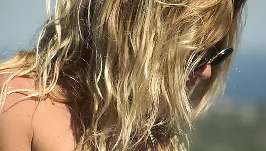 İri göğüslü sarışın havuzda mastürbasyon yapıyor