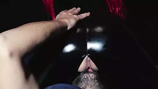 Önce güzel bir orgazm için yüzüne oturuyorum, sonra domalarak sikiliyor ve sırtıma büyük bir boşalma veriyor