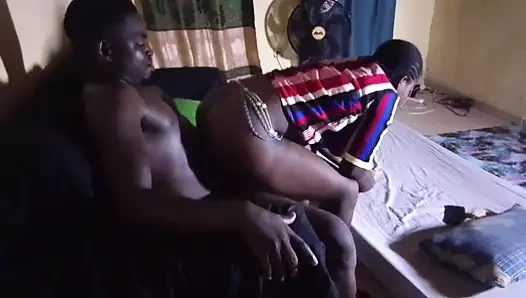 Eski erkek arkadaşım romantik ilişkimizin yeniden başlamasını istemek için beni sürpriz bir şekilde ziyaret etti. Bana 3 atış teklif etti