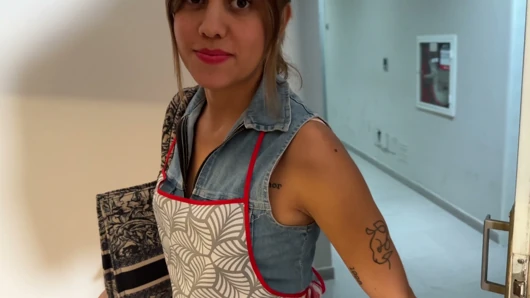 Sara Latina temizlik kızı ama sert sikilmeyi tercih ediyor