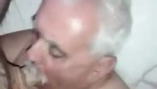 bıyık yaşlı adam emme horoz