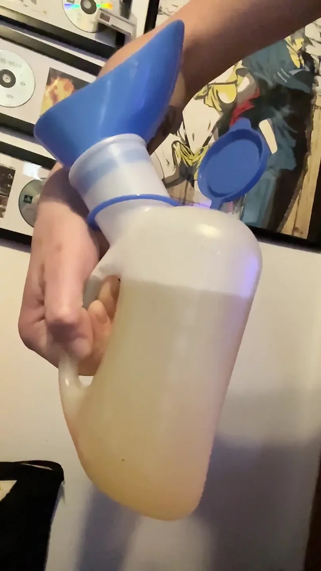 Banyo doluyken arkadaşımın yatak odasında gür amcığımdan büyük sidik!