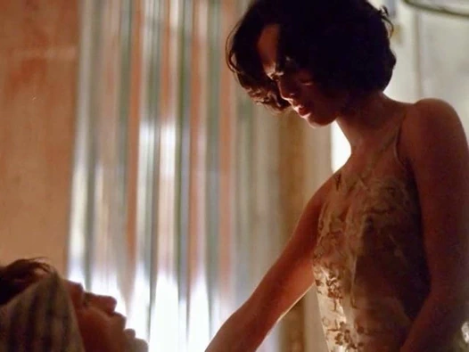 Scandalplanet.com'da 'açlık' filminden Lena headey seks sahnesi