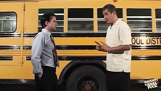 İki şanslı olgun adam yeşil kızların ağzını, amını ve göt deliğini alıyor ve sertçe boşalıyor