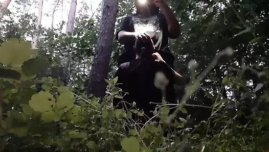 Erkek arkadaşı bizi yakalamasın diye üvey kız kardeşimi ormanda ağzından sikiyorum