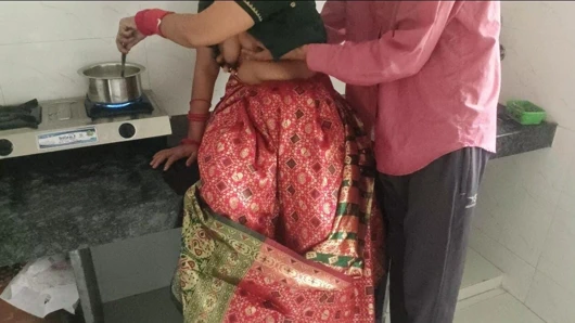 Tatminsiz kızın bir ilişkisi var ve mutfak platformunda komşusuyla sert sikiliyor