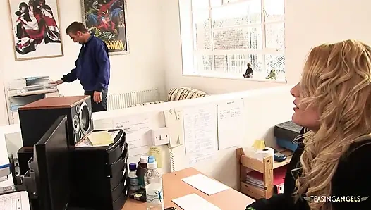 Sekreter uzun bir yarağı büyük memeli esmer bir piliçle paylaşıyor