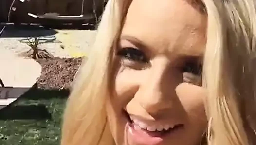 Loira safada exibindo o corpo