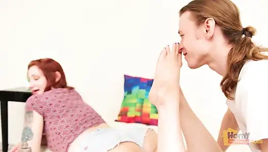 L’odeur de tes pieds fait gonfler ma bite