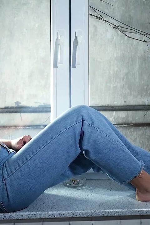 Seksi Rus kız sigara içiyor moody studio