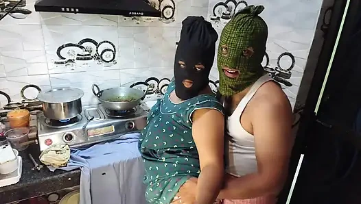 Yenge kocası görevdeyken kayınbiraderi ile labirent mutfağı yaptı sert sikişiyor.