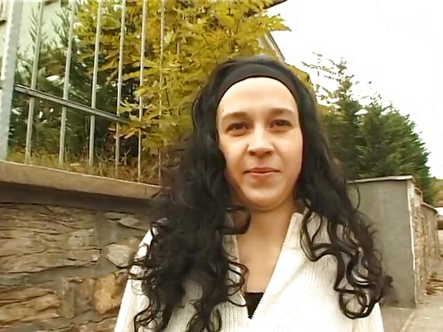 Sevimli esmer aşk deliğini parmaklar